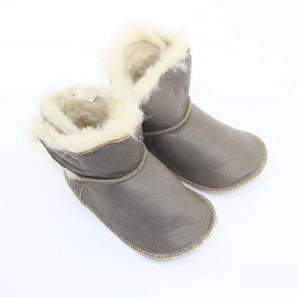 Chaussons bébé entièrement fourrés en laine agneau