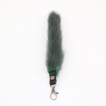 Porte clés queue de vison naturelle teintée vert émeraude peaux fourrures vraie fourrure sac à main idée cadeau pas cher peau de