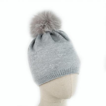 Magnifique bonnet en laine gris avec ses strass argentés en goutte d eau et son gros pompon en fourrure naturelle de renard gris