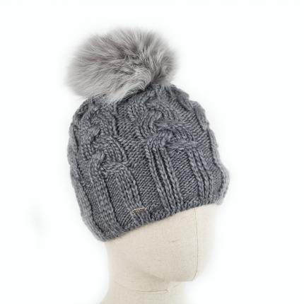 bonnet en laine naturelle et pompon en renard blue fox teinté gris