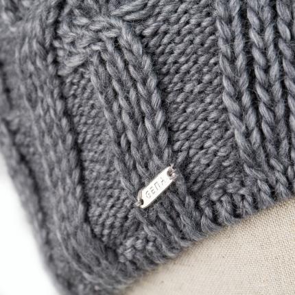 bonnet en laine naturelle gris et pompon en vraie fourrure de renard silver fox gris tricot torsade