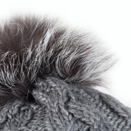 bonnet en laine naturelle gris et pompon en vraie fourrure de renard silver fox gris tricot torsade