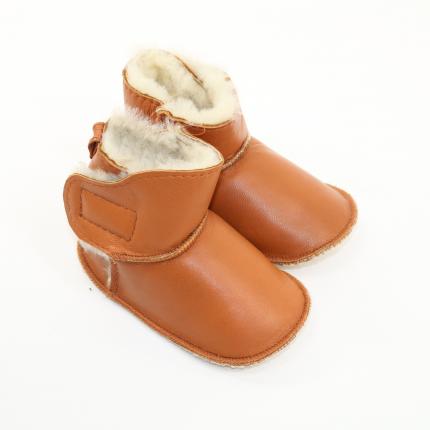 chaussons bébé en peau agneau fourrure mouton cuir lisse marron clair brun caramel velcro chaud peaux fourrures cadeau naissance