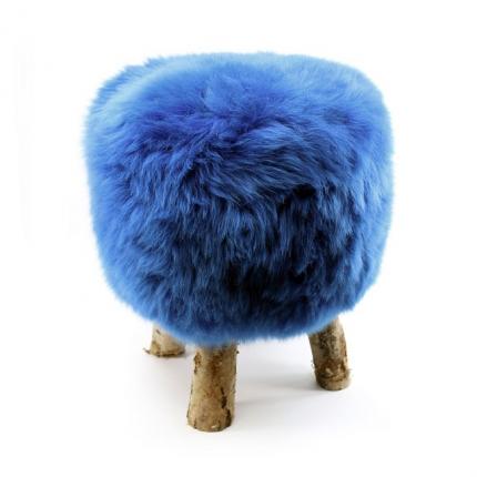 tabouret en peau de mouton bleu teinté poil ras pieds de bouleau naturel